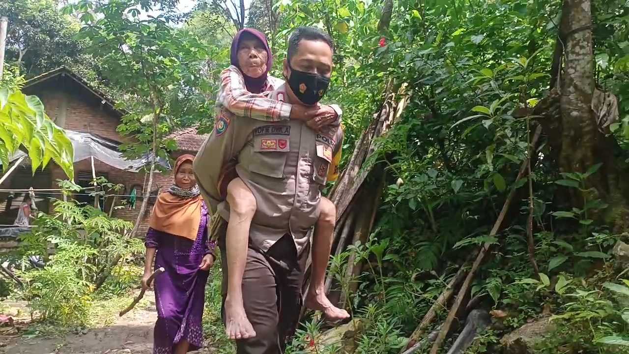 Gelar Vaksinasi Lansia Door To Door, Pasukan Langit Pacitan Terbas Jalan Licin 