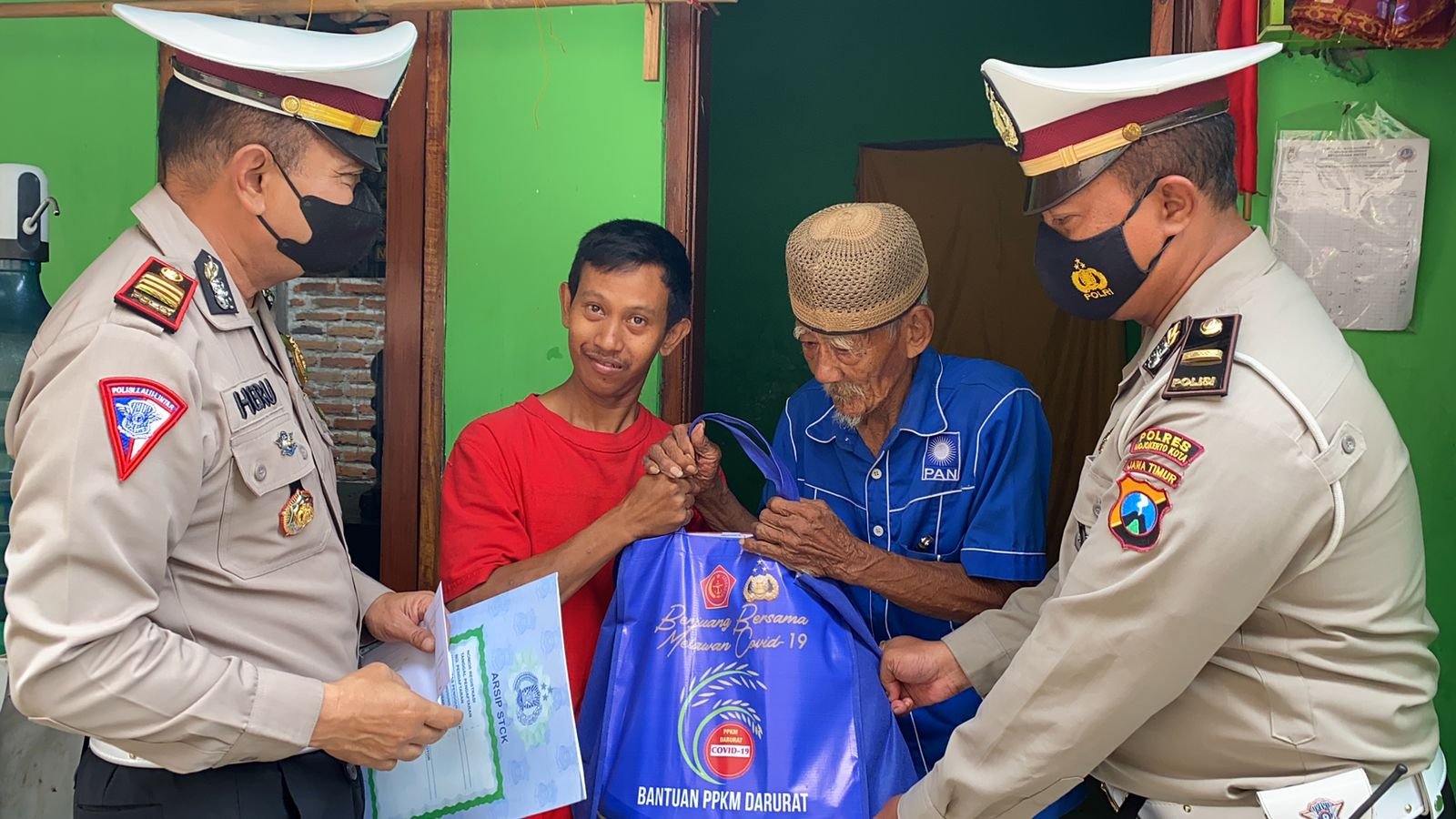 Polisi Mojokerto Empati Kepada Kakek Keman Tukang Becak Pemuat Sampah