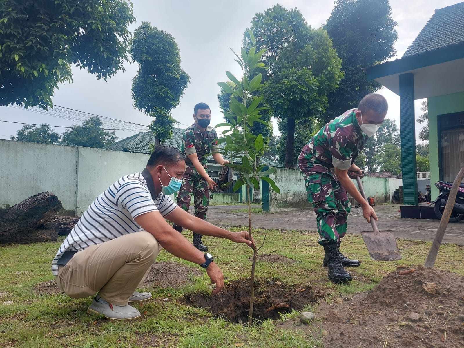 Korem 082/CPYJ Galakkan Penghijauan di Lingkungan Asrama Sooko