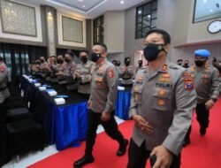 Kunker ke Polda Jatim, Kadiv Propam Polri Beri penghargaan pada Anggota Bidpropam Terbaik