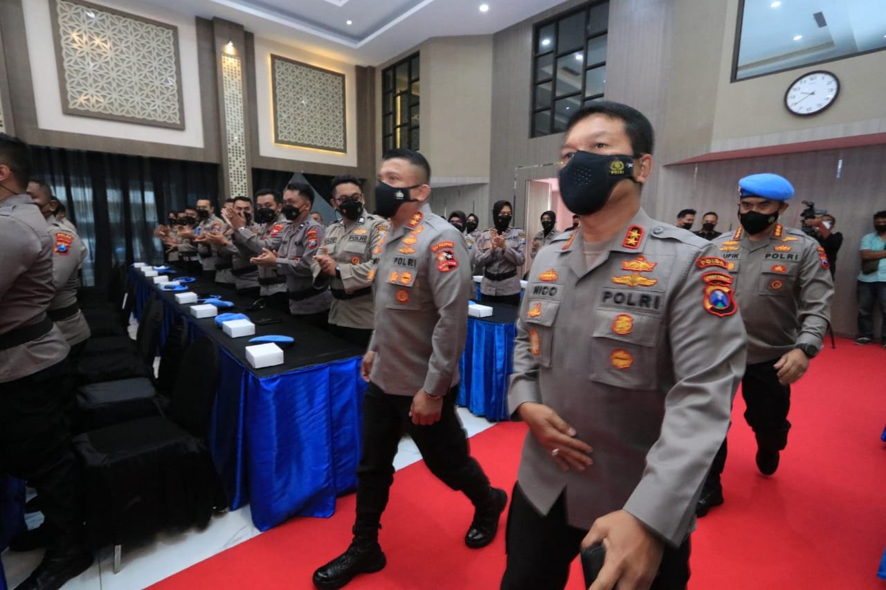 Kunker ke Polda Jatim, Kadiv Propam Polri Beri penghargaan pada Anggota Bidpropam Terbaik