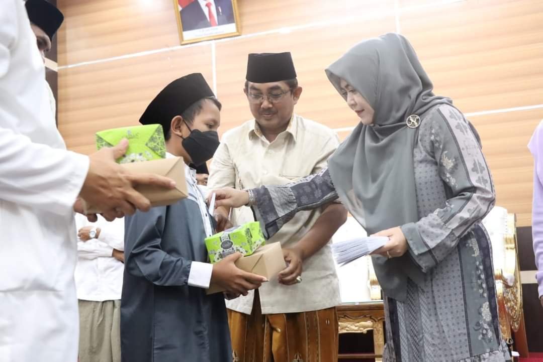 Milad Ke-56, Bupati Anwar Sadat Santuni Anak Yatim dan Lansia