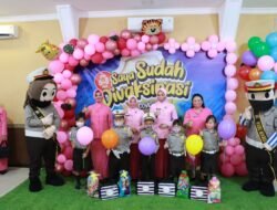 Vaksinasi Anak, Bhayangkari Cabang Mojokerto Kota Bagi Hadiah dan Hadirkan Badut