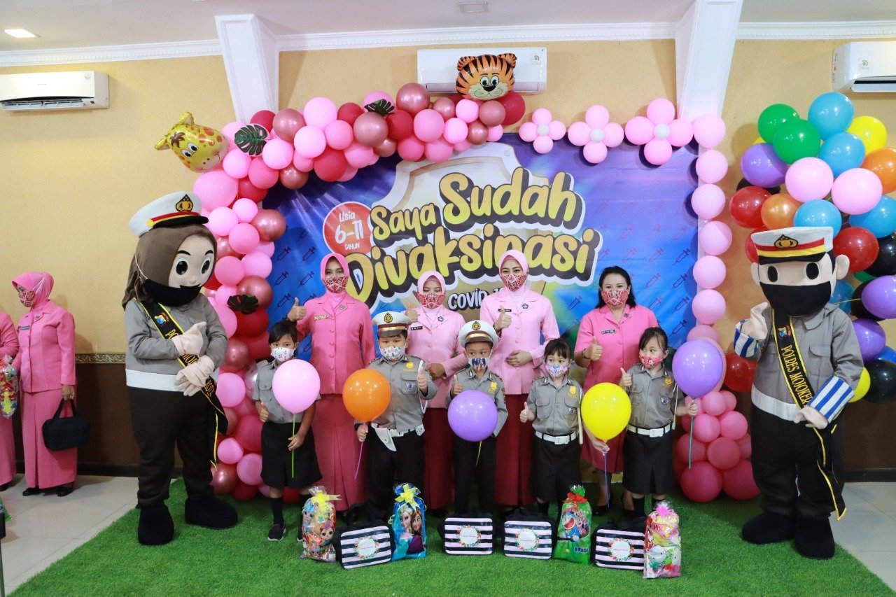 Vaksinasi Anak, Bhayangkari Cabang Mojokerto Kota Bagi Hadiah dan Hadirkan Badut