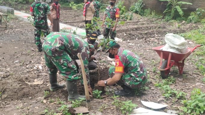 Koramil Gondang Bareng Saka Wira Kartika Tanam Bibit Pohon Produktif