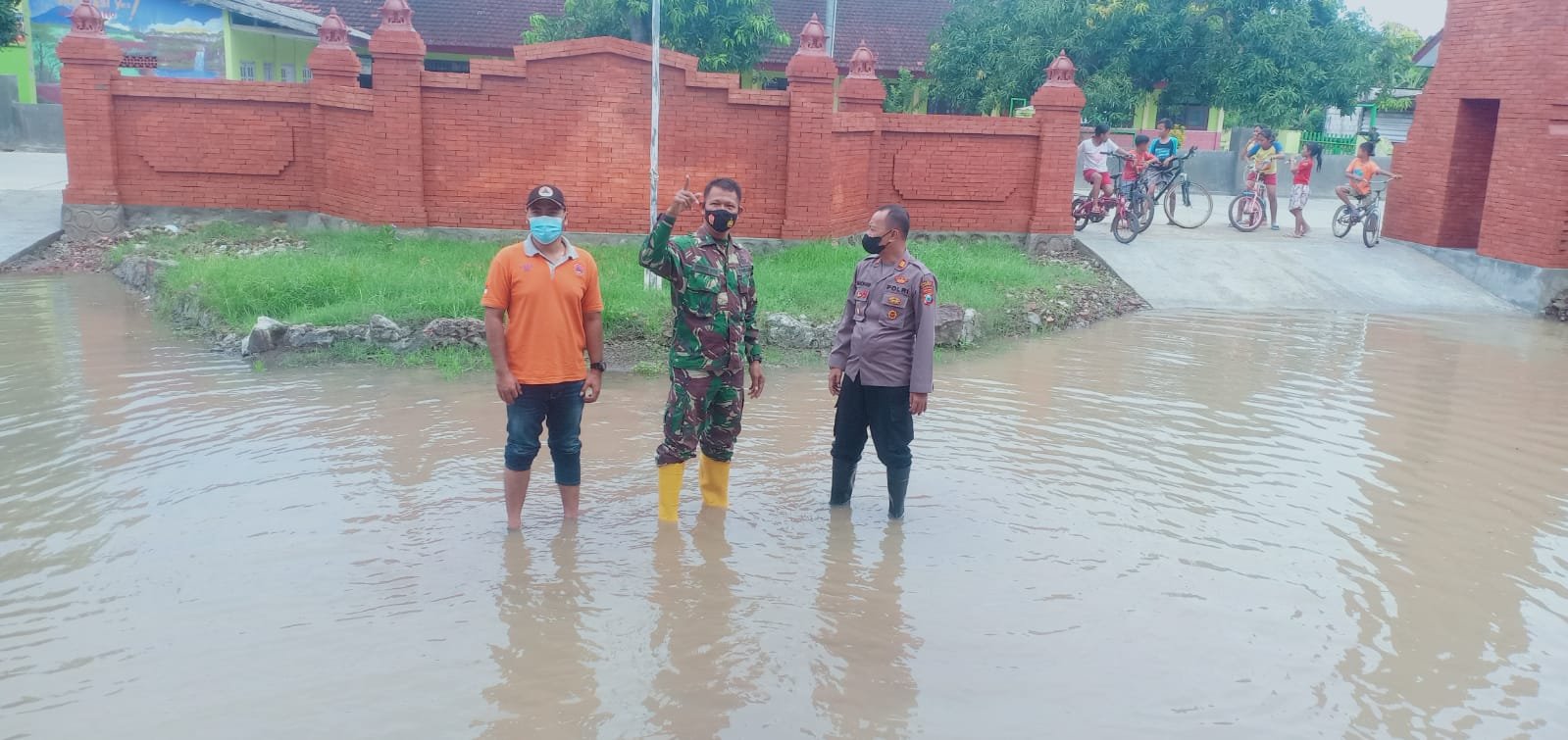 Danramil Sooko Bareng Forpimka - BPBD Pantau Wilayah Rawan Banjir