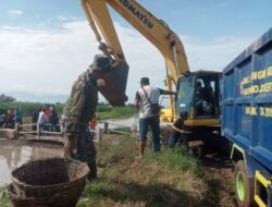 TNI-Polri-Pemda Karbak Bersihkan Sungai Penyebab Banjir Tempuran