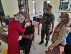 Tangkal Sebaran, Babinsa Koramil Dlanggu Bareng Nakes Lakukan Tracing – Testing