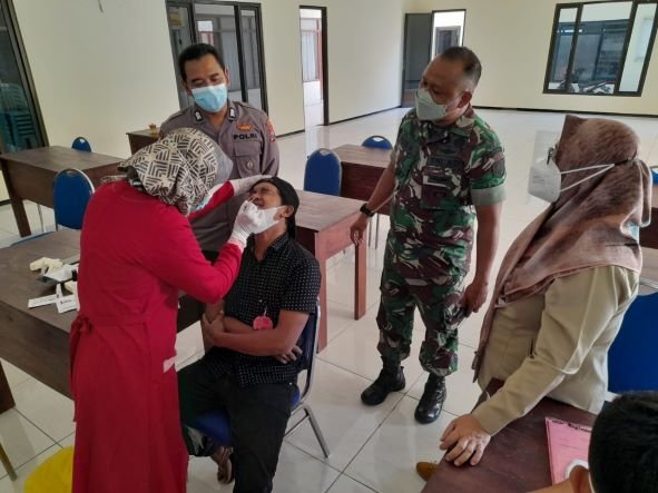 Tangkal Sebaran, Babinsa Koramil Dlanggu Bareng Nakes Lakukan Tracing - Testing