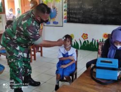 Berikan Rasa Nyaman, Babinsa Kemlagi  Dampingi Vaksinasi Anak