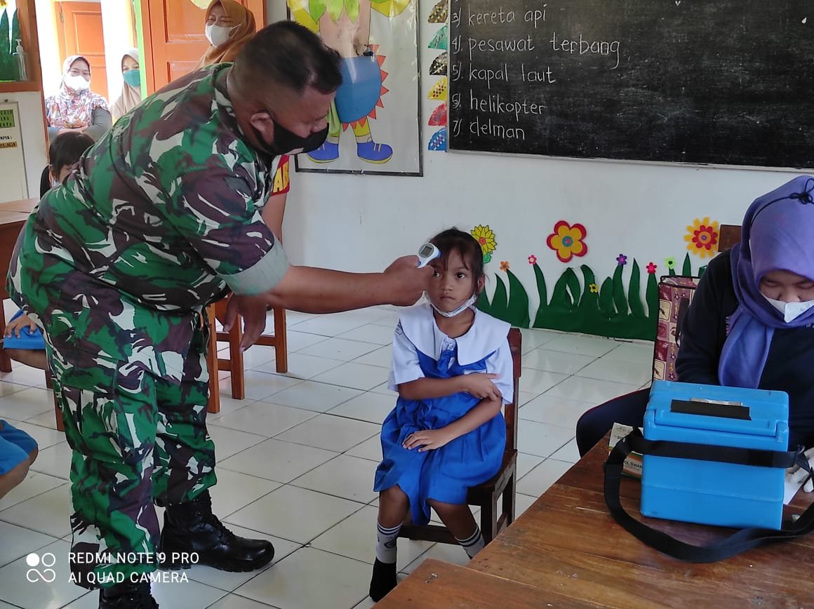 Berikan Rasa Nyaman, Babinsa Kemlagi Dampingi Vaksinasi Anak