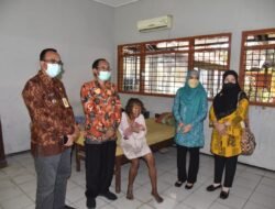 Ning Sasha Ajak Nenek Sebatang Kara Tinggal dan Dirawat di Liponsos Sidoarjo