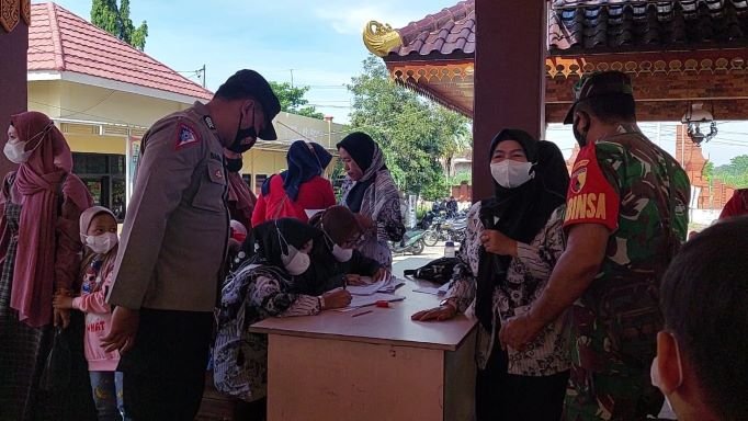 Babinsa Koramil 0815/07 Jetis Bantu Kelancaran Layanan Vaksinasi Anak