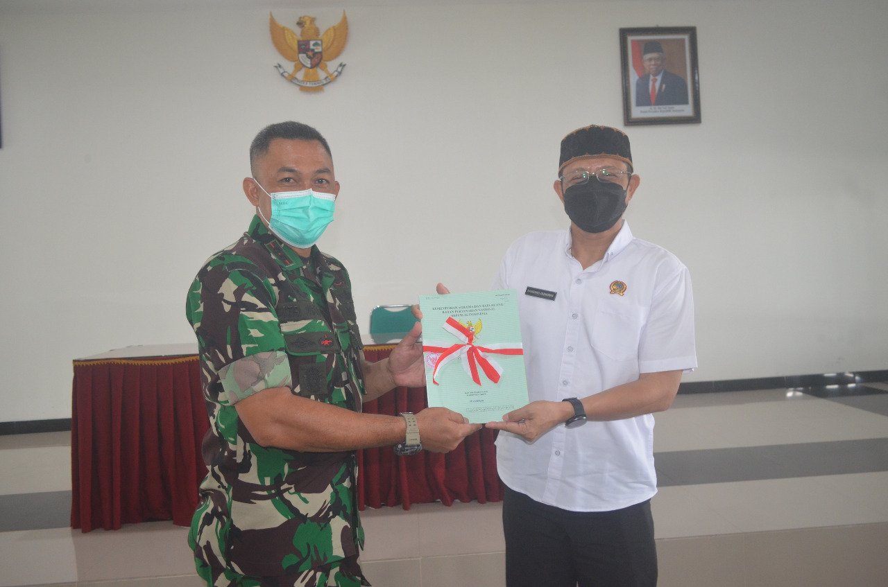 Dandim 0804/Magetan Terima Sertifikat Tanah Aset TNI AD Dari BPN Magetan