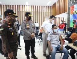 Percepat Vaksinasi Booster, Kapolres Mojokerto Tinjau Vaksinasi Karyawan PT. Sinar Sosro