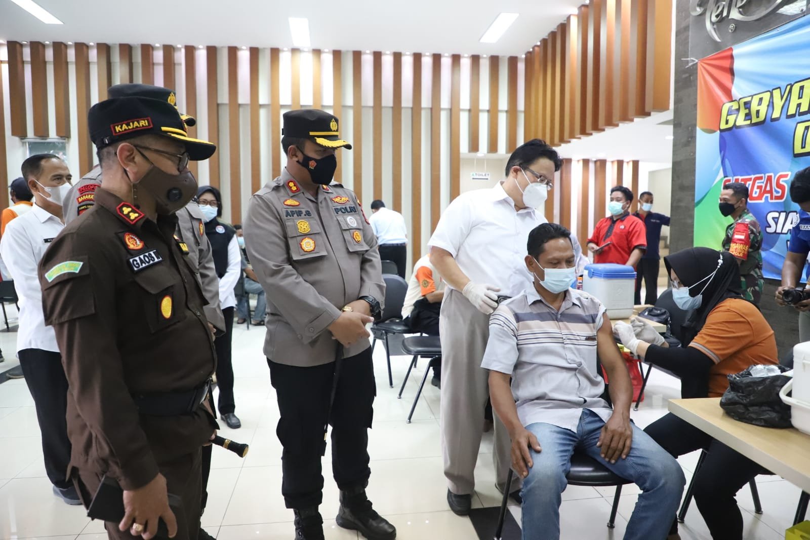 Percepat Vaksinasi Booster, Kapolres Mojokerto Tinjau Vaksinasi Karyawan PT. Sinar Sosro