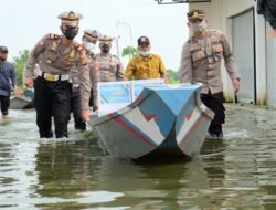 POLANTAS PEDULI, Gunakan Perahu Bagikan Sembako Kepada Warga Terdampak Dan Terisolir Akibat Banjir