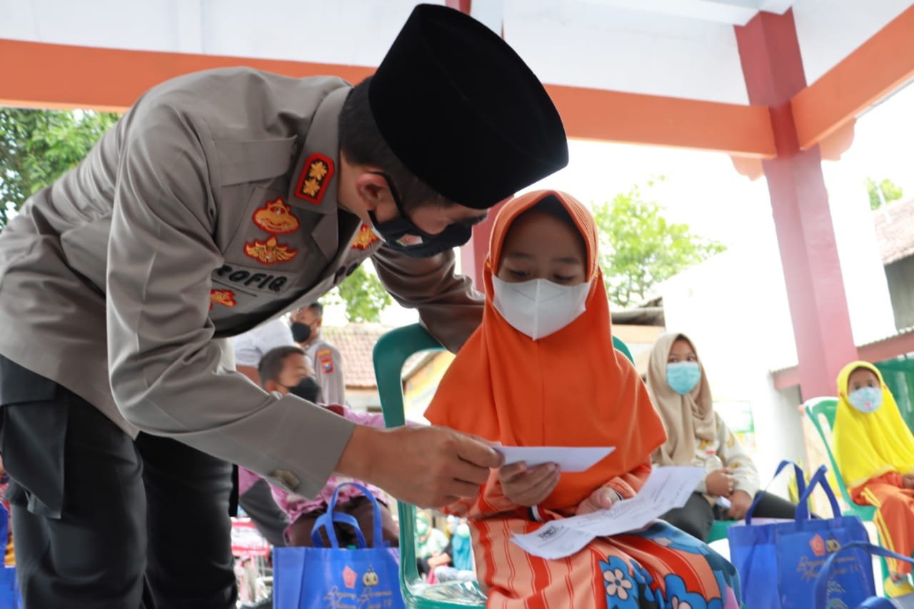 Kapolresta Mojokerto Beri Bansos Yatim Piatu & Warga Berkebutuhan Khusus