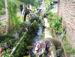 Koramil Gedeg Gandeng Tiga Pilar & Warga Karya Bakti Normalisasi Saluran Air