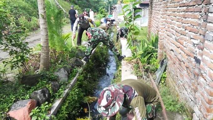 Koramil Gedeg Gandeng Tiga Pilar & Warga Karya Bakti Normalisasi Saluran Air