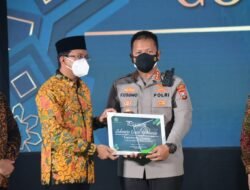 Peringatan Hari Jadi Kabupaten Sidoarjo ke-163, Kapolresta Sidoarjo Raih Vaccine Heroes  