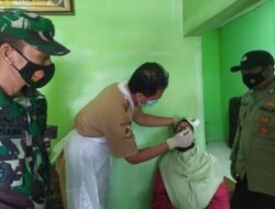 Bareng Nakes, Babinsa Jatirejo Lakukan Tracing Kontak Erat Pasien Covid-19