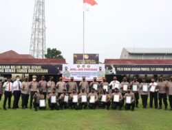Apel Jam Pimpinan, Kapolresta Mojokerto Berikan Penghargaan pada 18 Personel