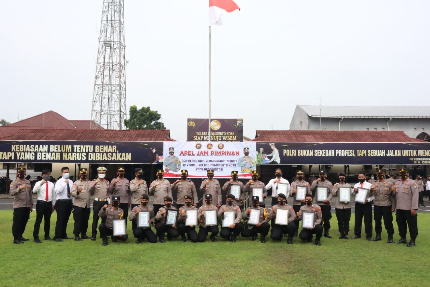Apel Jam Pimpinan, Kapolresta Mojokerto Berikan Penghargaan pada 18 Personel