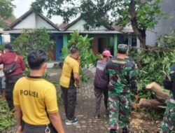 Pasca Puting Beliung di Krian, Polisi Kerja Bakti bersama TNI dan Warga