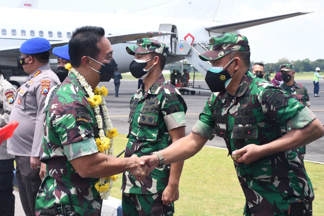 Dandim 0804/Magetan Sambut Kedatangan Panglima TNI Di Lanud Iswahjudi