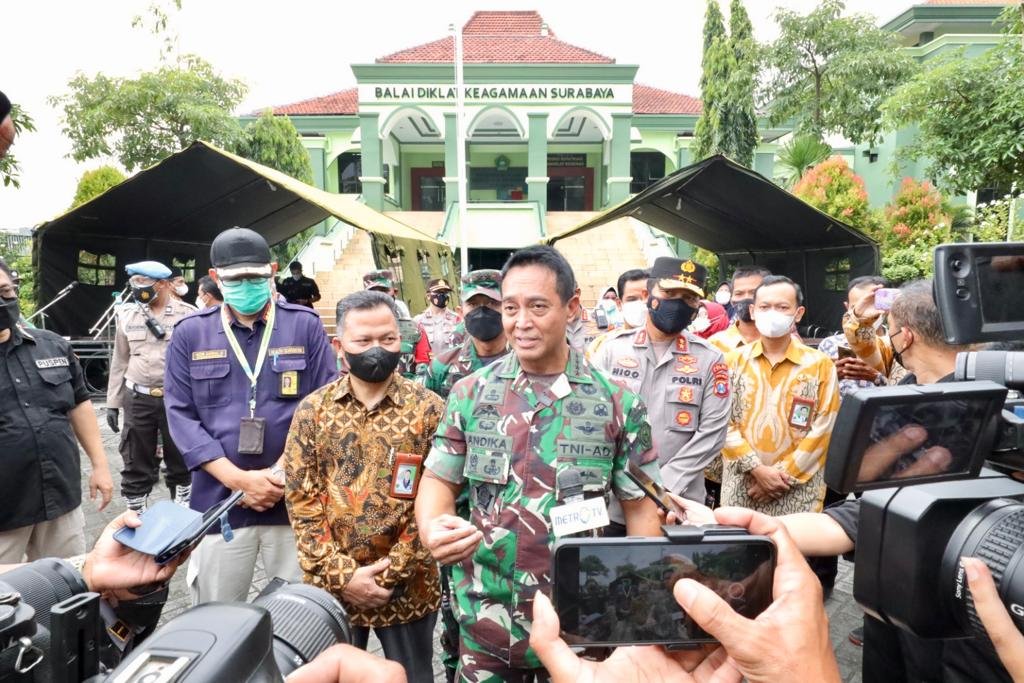 Pangdam V Brawijaya dan Kapolda Jatim Dampingi Panglima TNI Mengecek Pelaksanaan Karantina Terpusat PPLN di Jatim