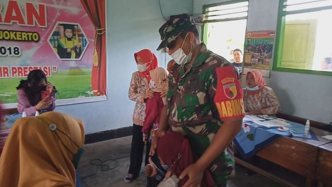 Sinergi Koramil 0815/18 Gondang – PKM Gencarkan Layanan Vaksinasi Anak Hingga Tracing
