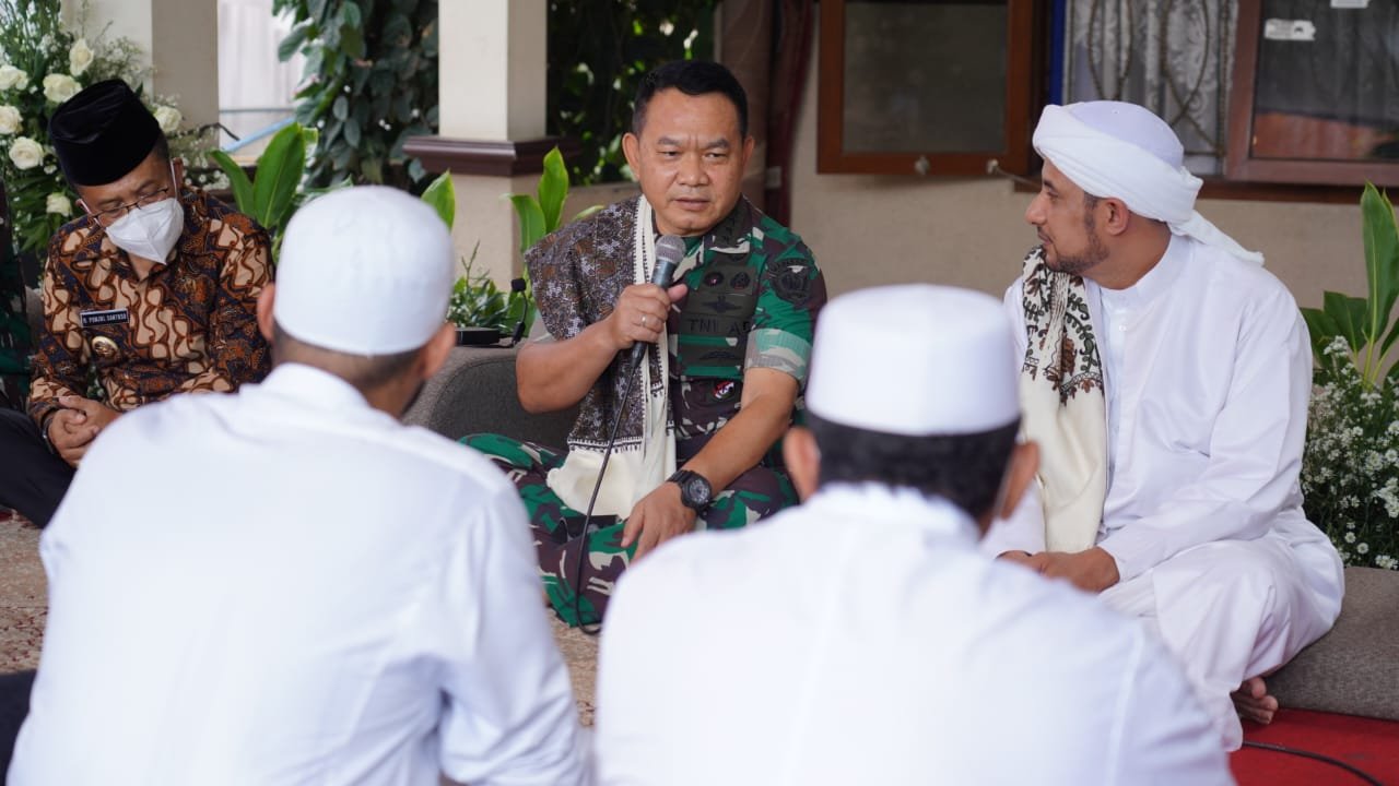Kasad Silaturahim Ke Ponpes Anwarut Taufik dan Darullughah Wadda'wah