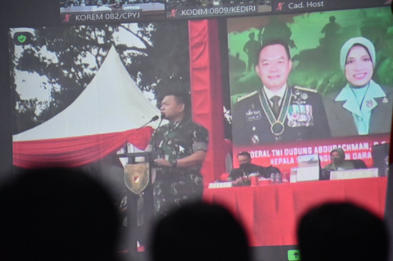 Prajurit Dan PNS Korem 082/CPYJ Ikuti Pengarahan Kasad