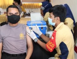 Ratusan Personil TNI-Polri Hingga ASN dan Masyarakat Umum Ikuti Vaksin Booster di Mapolres Bangkalan