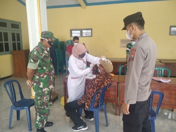 Koramil Dlanggu Bersama Nakes Tracing 20 Warga