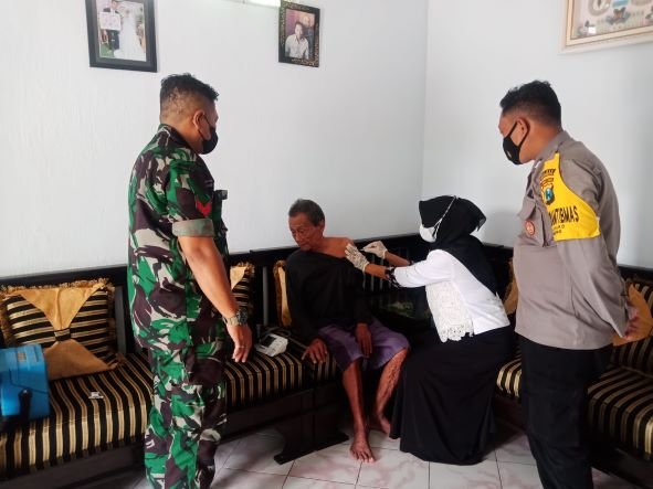 Hadirkan Rasa Nyaman, Koramil Pungging Dampingi Vaksinasi Anak Hingga Lansia