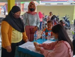 BINDA Jatim Dan Dinas Kesehatan Adakan Percepatan Vaksinasi Jenis 1,2,Dan 3 (Boster) di Pendopo Balai Desa Kebaron - Tulangan