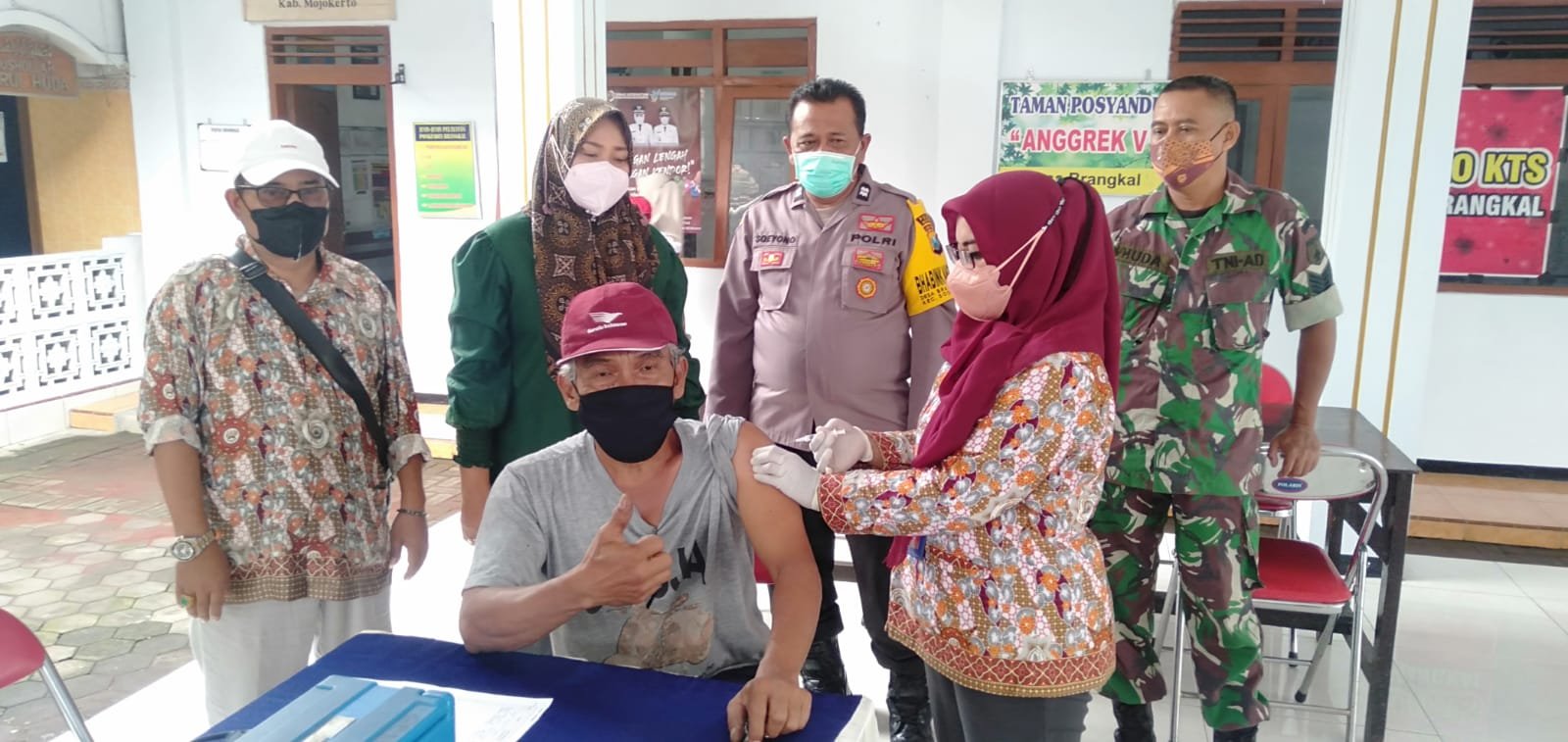Pemdes Brangkal Gelar Gerakan Vaksinasi Lansia