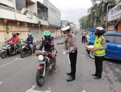 Satlantas Polresta Mojokerto Himbau Pengendara Tertib Berlalu Lintas dan Taati Prokes