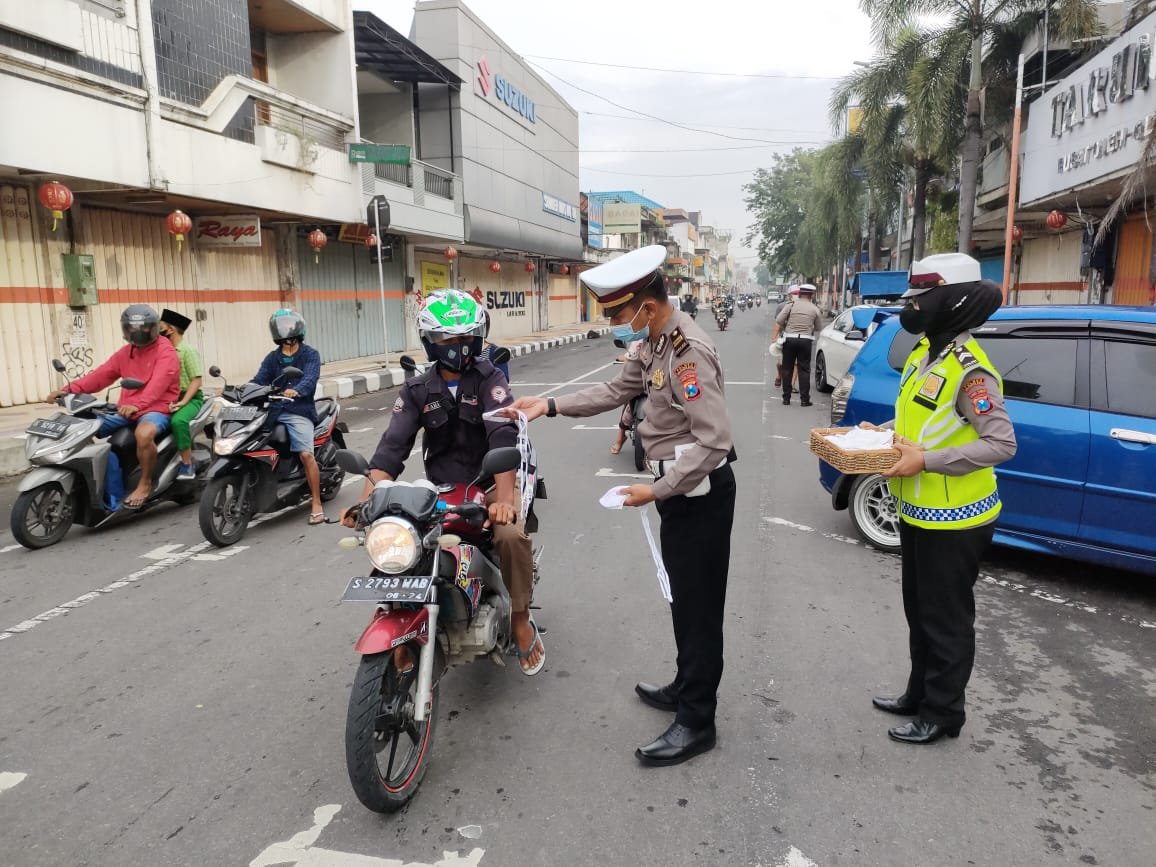 Satlantas Polresta Mojokerto Himbau Pengendara Tertib Berlalu Lintas dan Taati Prokes