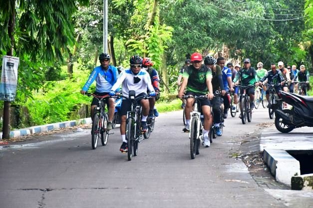 Bersepeda Sehat Ala Rambak Moker