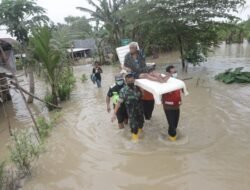 Kali Lamong Meluap, TNI-Polri-BPBD-Relawan Evakuasi Warga Terdampak Banjir