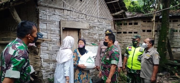 Kodim 0815/Mojokerto Salurkan Bansos Bagi Warga Kurang Mampu Di Gondang