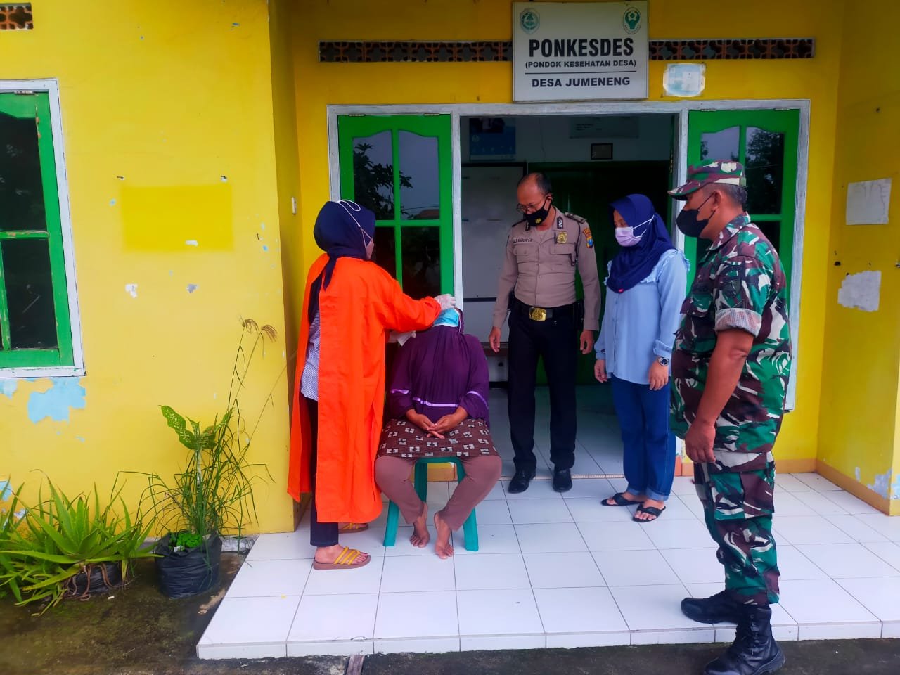 Pos Ramil Mojoanyar - Nakes PKM Tracing Warga Kontak Erat Di Tiga Desa