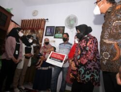 Dijenguk Mensos Risma dan Bupati Muhdlor, Balita Gangguan Anus Akan Jalani Operasi Kedua