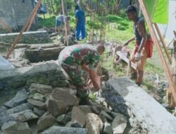 Babinsa Kopda Rifai Bantu Warga Bangun Pondasi Rumah