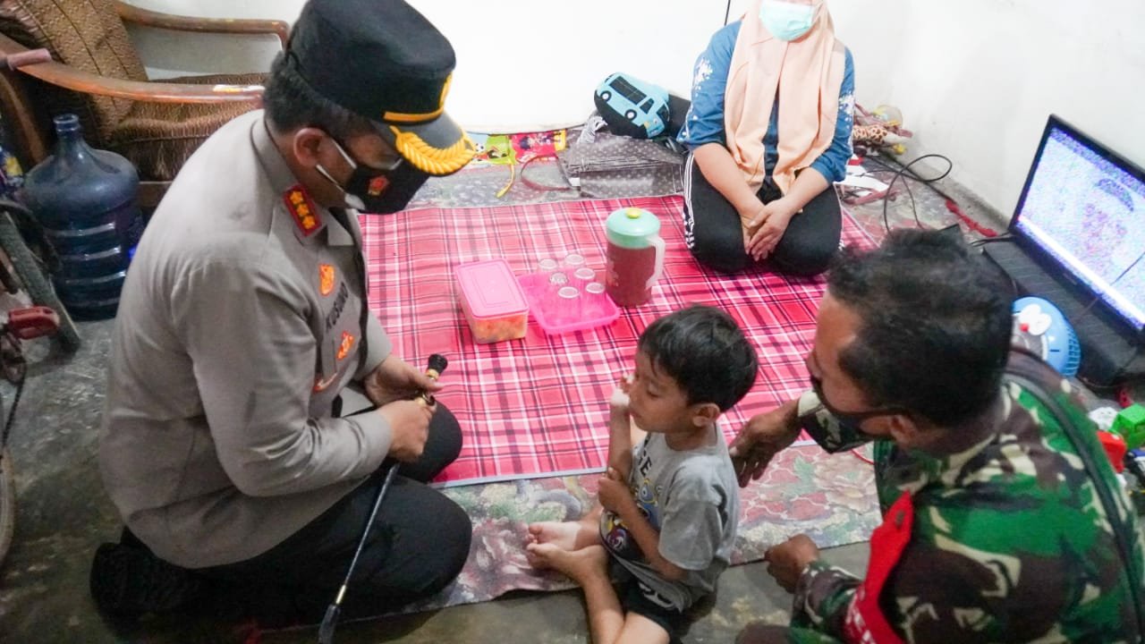 Kapolresta Sidoarjo Besuk Bocah Gastroschisis