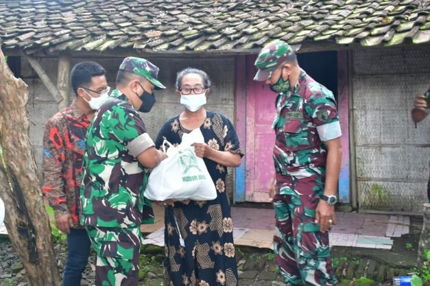 Jumat Berkah Kodim Mojokerto Sasar Puluhan Warga Sooko