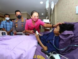 Kapolri Jenguk Sinta Aulia Anak yang Sakit Tumor Kaki